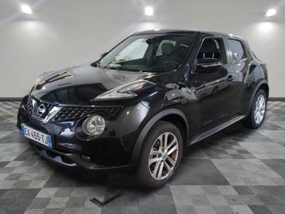 une photo d'une Nissan Juke noire garée sur un sol à damier