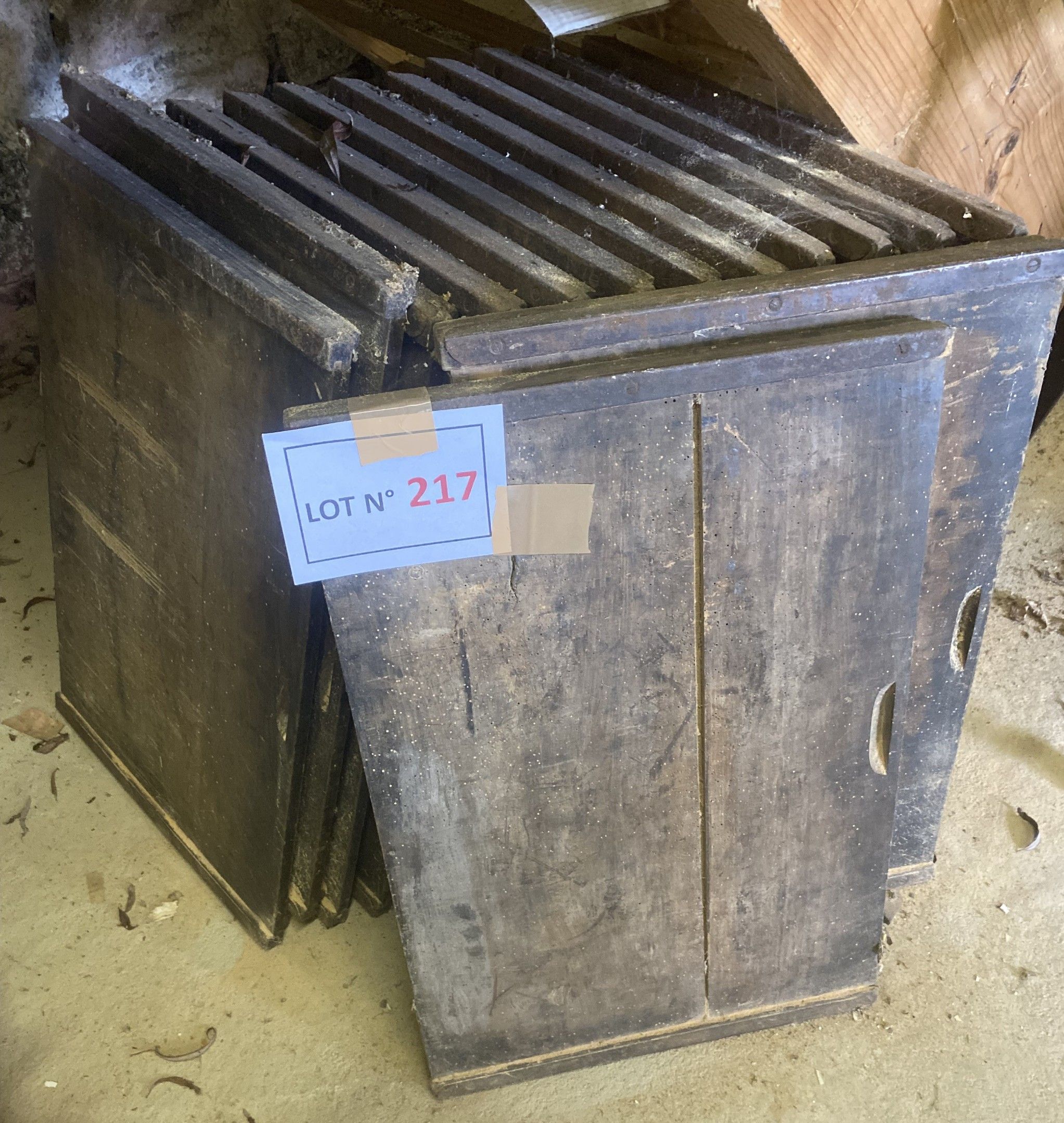 Lot de 14 tablettes d’imprimeur en bois fin XIXeme, en l’état grenier. Enlèvement sous quinzaine et sur place, à St H...