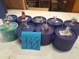 de nombreuses bagues posées sur une table à côté d'une bougie