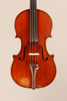 gros plan d'un violon sur fond blanc