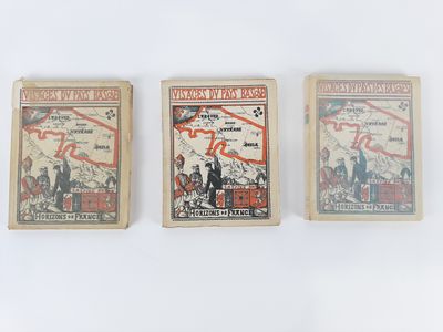 trois livres posés sur une surface blanche, contenant chacun une carte du monde