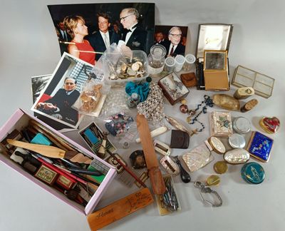 une pile d'objets assortis sur une table
