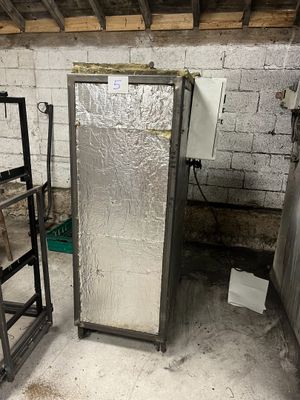 une photo d'une pièce dans laquelle se trouve un réfrigérateur