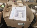 de nombreux cartons d'objets posés à même le sol