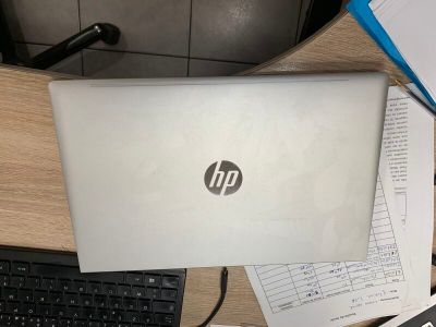 un ordinateur portable posé sur un bureau en bois