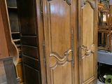 une grande armoire en bois au milieu d'une pièce
