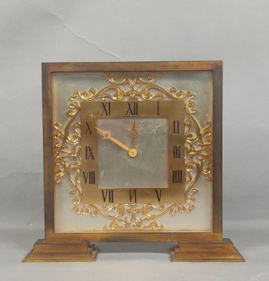 une horloge en or avec des chiffres romains