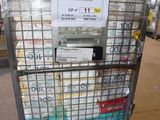un chariot sur lequel sont posés de nombreux cartons