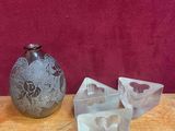 deux vases posés sur une table l'un à côté de l'autre