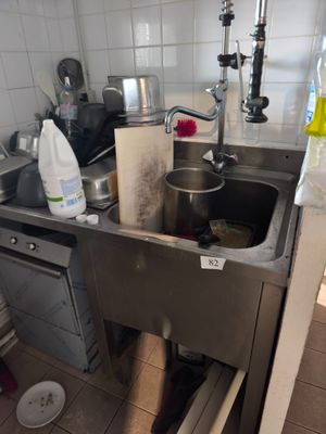 un évier de cuisine sale et encombré