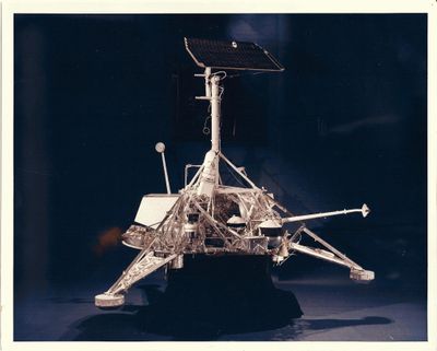 une vieille photo représentant une maquette de rover spatial posée sur une table