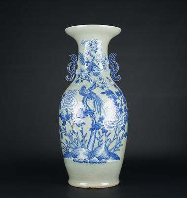 un vase bleu et blanc posé sur une surface noire