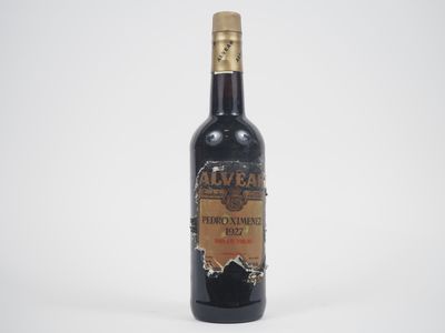 une bouteille de vin posée sur une table