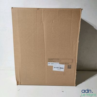 une boîte en carton sur laquelle est collé un autocollant, posée sur une table