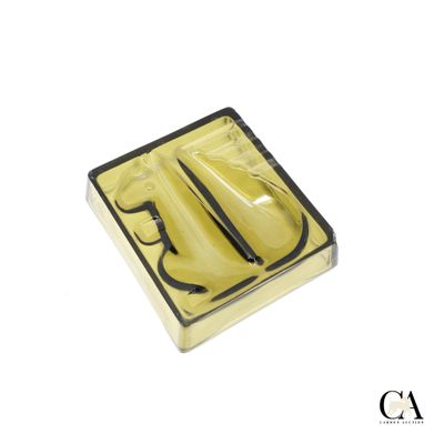 une boîte jaune contenant une paire de ciseaux