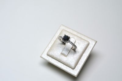 Une bague en argent 925 millièmes sertie d'un diamant noir d…