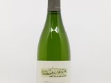 la bouteille de vin blanc est posée sur une surface blanche