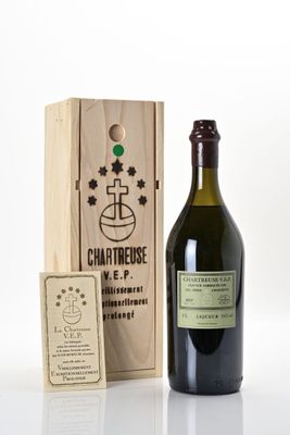 une bouteille de vin devant une caisse en bois