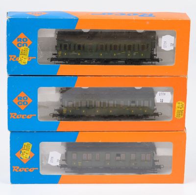 trois boîtes de petits trains empilées les unes sur les autres