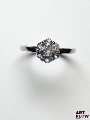 gros plan d'une bague en diamant sur une surface blanche