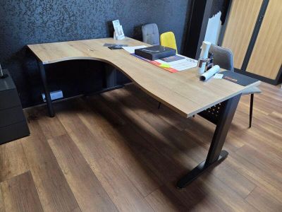 un bureau avec une chaise et un ordinateur portable dessus