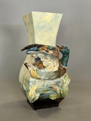 un vase avec un oiseau posé sur une table