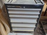 une photo d'une armoire à outils avec un tuyau à côté