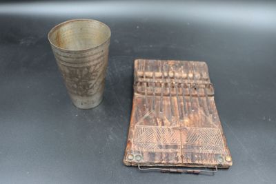 un petit morceau de bois posé à côté d'une tasse sur une table