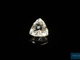 un gros plan d'un diamant blanc sur fond noir
