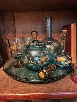 des bouteilles et des verres posés sur une étagère dans une pièce équipée d'étagères en bois