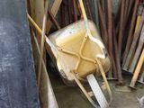 une brouette au milieu d'un tas d'outils