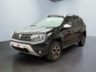 vue de face d'une Dacia noire garée dans un showroom