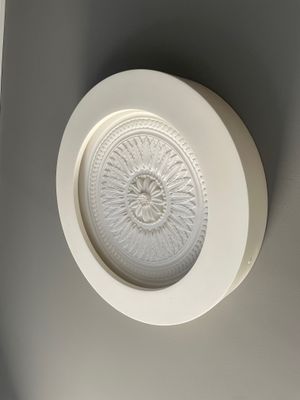 un plafonnier orné d'un motif circulaire