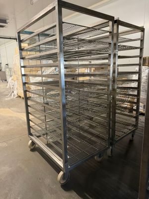 une photo d'un rayonnage de denrées alimentaires sur roulettes dans un entrepôt