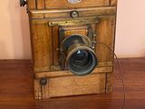 une petite boîte en bois surmontée d'un appareil photo