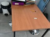 une table en bois sur laquelle sont posés plusieurs livres