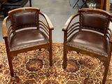 deux chaises posées sur un tapis dans une pièce