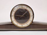 une horloge posée sur une table