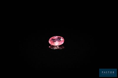un diamant rose sur fond noir