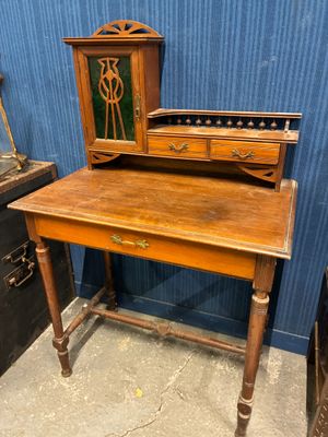 un bureau en bois surmonté d'un miroir