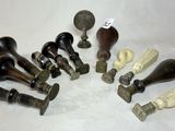 de nombreux types différents de boutons et de poignées sur la table
