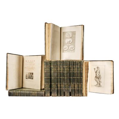 plusieurs vieux livres sont empilés sur une surface blanche