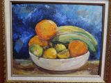 une peinture représentant une coupe de fruits sur une table