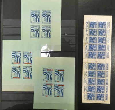 trois timbres différents sont exposés dans une vitrine
