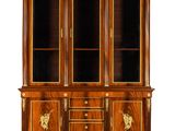 une photo d'une armoire en bois avec des portes vitrées et des tiroirs