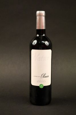 une bouteille de vin posée sur une table