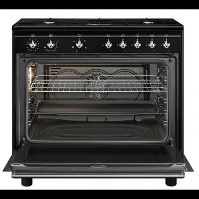 un gros plan d'un four avec une grille à l'intérieur