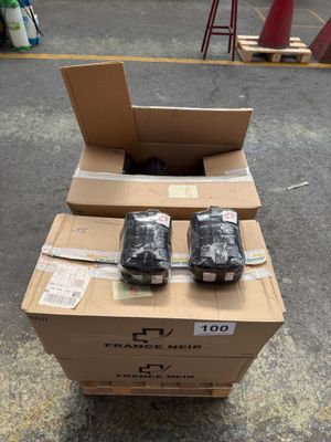 deux paires de chaussures posées sur une boîte