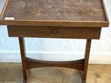 une petite table en bois surmontée d'un tiroir