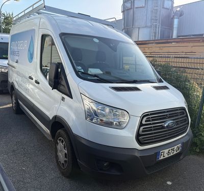 une camionnette blanche garée dans un parking